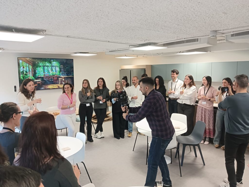Paula Fuster, Managing Director de Reed & Mackay España da la bienvenida al equipo a las nuevas oficinas